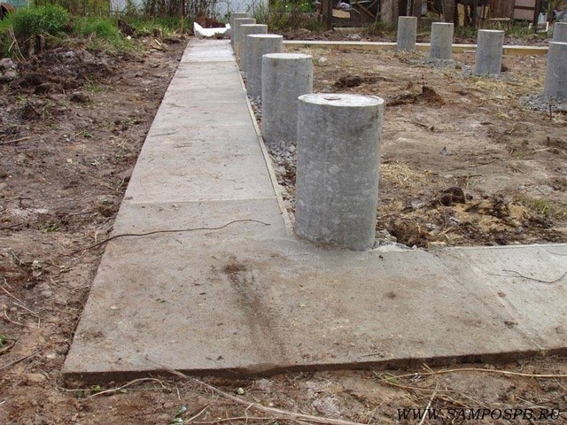 заливка бетона и столбы для фундамента