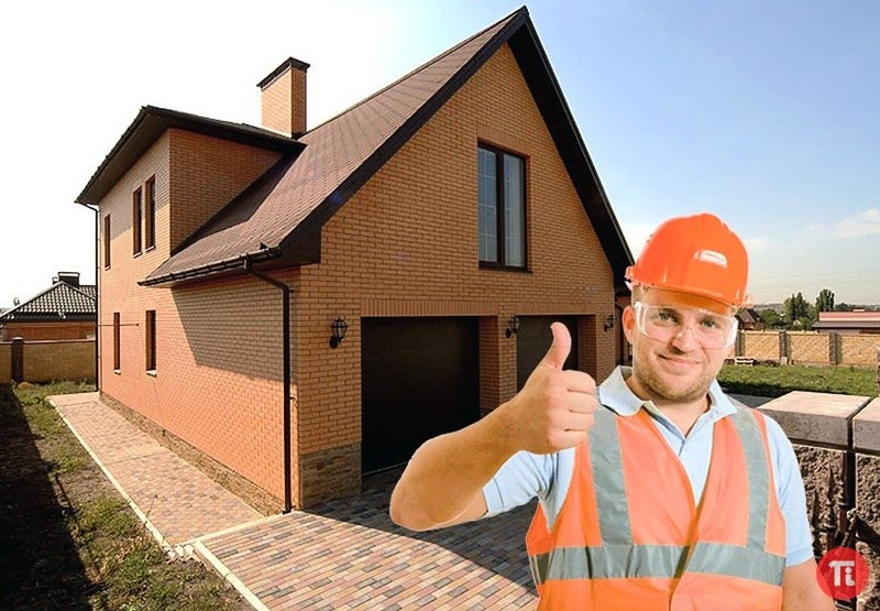 Дом из кирпича и строитель в оранжевой каске